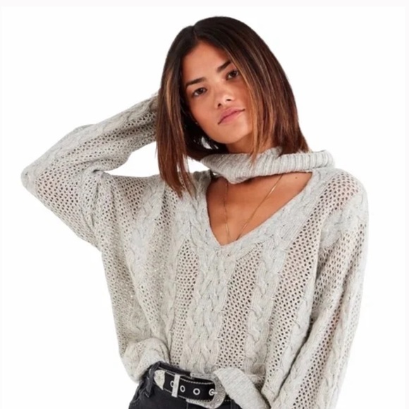 LIKE NEW URBAN OUTFITTERS V NECK COLLAR CUT OUT GREY KNIT SWEATER - Picture 6 of 6